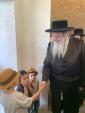 לימונב רב ביים באזוכן בית חב"ד אין חעמענעצקי אוקריינא און מחזק זיין די ילדי בית חב"ד