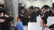 בילדער פון כ"ק גאב"ד סאטמאר מאנסי שליט"א ביים ציון הקדוש אין סאטמאר ביומא דהילולא קדישא.  און ביים מסיבת לחיים נאך תפילת שחרית.
