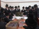 בילדער פון כ"ק גאב"ד סאטמאר מאנסי שליט"א ביים ציון הקדוש אין סאטמאר ביומא דהילולא קדישא.  און ביים מסיבת לחיים נאך תפילת שחרית.