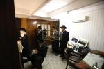 הנגיד גרשון שלעזינגער מקבל פנים כ"ק אדמו"ר מ'ליסקא שליט"א בבית רבינו הקדוש מ'סאטמאר זי"ע בעקערטאון ראוד, אין שטאט קרית יואל   