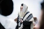 כ"ק אדמו"ר מסערדאהעלי שליט"א ביי תפילת שחרית אינאיינעם מיט תלמידי ישיבה גדולה סערדאהעלי, אין מחנה ישיבת סערדאהעלי אין מאנטיסעלא 