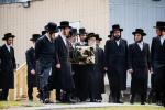 כ"ק אדמו"ר מסערדאהעלי שליט"א ביי תפילת שחרית אינאיינעם מיט תלמידי ישיבה גדולה סערדאהעלי, אין מחנה ישיבת סערדאהעלי אין מאנטיסעלא 