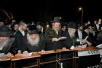 "חכם עדיף מנביא" שיטת הרה"ק מסאטמאר זי"ע ווערט אנערקערט ביי גאנץ כלל ישראל ווען גדולי ישראל זעצן פאר צו מוחה ביים תפיסה ווי די בחורים וועלעכע ווילן זיך נישט מתגייס זיין זיצן 