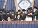 מעמד הנחת אבן הפנה פון ביהמ"ד הגדול סאטמאר ברחוב יונה בהשתתפות הרה"ק רבי יעקב מאיר שעכטער שליט"א און כ"ק גאב"ד ירושלים שליט"א 