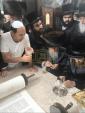 כ"ק אדמו"ר מסאדיגורא שליט"א ביי א הכנסת ס"ת 