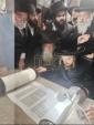 כ"ק אדמו"ר מסאדיגורא שליט"א ביי א הכנסת ס"ת 