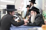 מעמד קצירת הפירות בישיבה לצעירים צאנז זוועהיל