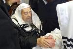 הרה"ק רבי יעקב מאיר שעכטער שליט"א ביי ברית פון אייניקל פון הגרי"מ ערלאנגער שליט"א 