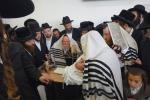 הרה"ק רבי יעקב מאיר שעכטער שליט"א ביי ברית פון אייניקל פון הגרי"מ ערלאנגער שליט"א 