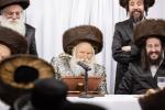 כ"ק אדמו"ר מבאבוב שליט"א ביי מסיבת מלוה מלכה מיט בחורי שיעור ד' און העכער