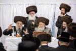 כ"ק אדמו"ר מבאבוב שליט"א ביי מסיבת מלוה מלכה מיט בחורי שיעור ד' און העכער