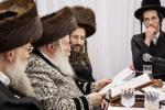 כ"ק אדמו"ר מבאבוב שליט"א ביי מסיבת מלוה מלכה מיט בחורי שיעור ד' און העכער