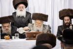 כ"ק אדמו"ר מבאבוב שליט"א ביי מסיבת מלוה מלכה מיט בחורי שיעור ד' און העכער