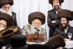 כ"ק אדמו"ר מבאבוב שליט"א ביי מסיבת מלוה מלכה מיט בחורי שיעור ד' און העכער