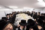 כ"ק אדמו"ר מבאבוב שליט"א ביי מסיבת מלוה מלכה מיט בחורי שיעור ד' און העכער
