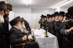 כ"ק אדמו"ר מבאבוב שליט"א ביי מסיבת מלוה מלכה מיט בחורי שיעור ד' און העכער