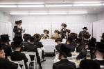 כ"ק אדמו"ר מבאבוב שליט"א ביי מסיבת מלוה מלכה מיט בחורי שיעור ד' און העכער
