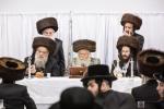 כ"ק אדמו"ר מבאבוב שליט"א ביי מסיבת מלוה מלכה מיט בחורי שיעור ד' און העכער