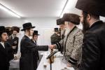 כ"ק אדמו"ר מבאבוב שליט"א ביי מסיבת מלוה מלכה מיט בחורי שיעור ד' און העכער