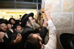 מעמד חלוקת שקל הטהור און קביעות מזוזה פאר נייעם בנין בית חינוך לבנות פון סאטמאר אין ירושלים