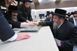 מעמד חלוקת שקל הטהור און קביעות מזוזה פאר נייעם בנין בית חינוך לבנות פון סאטמאר אין ירושלים