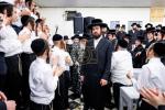 כ"ק אדמו"ר מסאטמאר שליט"א באזוכט אין די קעמפס: בחורים קעמפ, מרת זופניק קעמפ, - קערהאנקסן מחנה א' א'