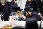 כ"ק אדמו"ר מסאטמאר שליט"א באזוכט אין די קעמפס: בחורים קעמפ, מרת זופניק קעמפ, - קערהאנקסן מחנה א' א'