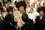הכנסת ספר תורה צום תלמוד תורה יטב לב דסאטמאר אין ירושלים נדבת הרה"ח הישיש ר' יחזקאל שטיין שליט"א משב"ק אצל מרן רביה"ק מסאטמאר זי"ע לע"נ מרן רביה"ק מסאטמאר זי"ע