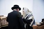 כ"ק אדמו"ר מסערדאהעלי שליט"א ביי תפילת שחרית אינאיינעם מיט תלמידי ישיבה גדולה סערדאהעלי, אין מחנה ישיבת סערדאהעלי אין מאנטיסעלא 