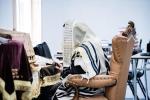 כ"ק אדמו"ר מסערדאהעלי שליט"א ביי תפילת שחרית אינאיינעם מיט תלמידי ישיבה גדולה סערדאהעלי, אין מחנה ישיבת סערדאהעלי אין מאנטיסעלא 