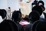 כ"ק אדמו"ר מסערדאהעלי שליט"א ביי תפילת שחרית אינאיינעם מיט תלמידי ישיבה גדולה סערדאהעלי, אין מחנה ישיבת סערדאהעלי אין מאנטיסעלא 