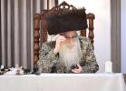 כ"ק אדמו"ר מצאנז שליט"א האט פאריגע ליל שישי פאר א בר מצוה פון א אייניקל גערופן א אסיפה פון רבני הקהילה איבער כשרות התפלין