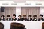 כ"ק אדמו"ר מצאנז שליט"א האט פאריגע ליל שישי פאר א בר מצוה פון א אייניקל גערופן א אסיפה פון רבני הקהילה איבער כשרות התפלין