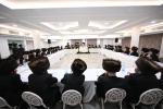 כ"ק אדמו"ר מצאנז שליט"א האט פאריגע ליל שישי פאר א בר מצוה פון א אייניקל גערופן א אסיפה פון רבני הקהילה איבער כשרות התפלין