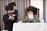 כ"ק אדמו"ר מצאנז שליט"א האט פאריגע ליל שישי פאר א בר מצוה פון א אייניקל גערופן א אסיפה פון רבני הקהילה איבער כשרות התפלין