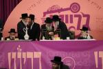 בילדער פונעם "סעודת הילולא רבתי" אינאיינעם מיט'ן מעמד "הננו" לטובת המוסדות בראשות כ"ק גאב"ד סאטמאר מאנסי שליט"א