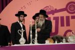 בילדער פונעם "סעודת הילולא רבתי" אינאיינעם מיט'ן מעמד "הננו" לטובת המוסדות בראשות כ"ק גאב"ד סאטמאר מאנסי שליט"א