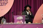בילדער פונעם "סעודת הילולא רבתי" אינאיינעם מיט'ן מעמד "הננו" לטובת המוסדות בראשות כ"ק גאב"ד סאטמאר מאנסי שליט"א