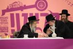 בילדער פונעם "סעודת הילולא רבתי" אינאיינעם מיט'ן מעמד "הננו" לטובת המוסדות בראשות כ"ק גאב"ד סאטמאר מאנסי שליט"א