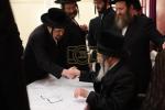 בילדער פונעם "סעודת הילולא רבתי" אינאיינעם מיט'ן מעמד "הננו" לטובת המוסדות בראשות כ"ק גאב"ד סאטמאר מאנסי שליט"א