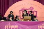 בילדער פונעם "סעודת הילולא רבתי" אינאיינעם מיט'ן מעמד "הננו" לטובת המוסדות בראשות כ"ק גאב"ד סאטמאר מאנסי שליט"א