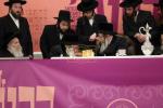 בילדער פונעם "סעודת הילולא רבתי" אינאיינעם מיט'ן מעמד "הננו" לטובת המוסדות בראשות כ"ק גאב"ד סאטמאר מאנסי שליט"א