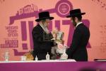 בילדער פונעם "סעודת הילולא רבתי" אינאיינעם מיט'ן מעמד "הננו" לטובת המוסדות בראשות כ"ק גאב"ד סאטמאר מאנסי שליט"א