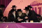 בילדער פונעם "סעודת הילולא רבתי" אינאיינעם מיט'ן מעמד "הננו" לטובת המוסדות בראשות כ"ק גאב"ד סאטמאר מאנסי שליט"א