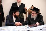 ועידת היסוד פונעם "קרן עמודי התורה" דורך די צענטראלע פאפא כולל בבית הנגיד החסיד ר' יוסף יחיאל גאלדבערגער