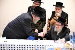ועידת היסוד פונעם "קרן עמודי התורה" דורך די צענטראלע פאפא כולל בבית הנגיד החסיד ר' יוסף יחיאל גאלדבערגער