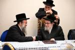 ועידת היסוד פונעם "קרן עמודי התורה" דורך די צענטראלע פאפא כולל בבית הנגיד החסיד ר' יוסף יחיאל גאלדבערגער