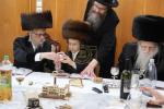 מעמד הנחת תפילין און לחיים פאר א אייניקל פון האדמו"רים ממאדזיץ און סערט וויזניץ