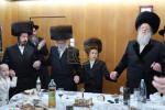 מעמד הנחת תפילין און לחיים פאר א אייניקל פון האדמו"רים ממאדזיץ און סערט וויזניץ