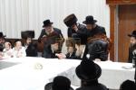 מעמד הנחת תפילין און לחיים פאר א אייניקל פון האדמו"רים ממאדזיץ און סערט וויזניץ